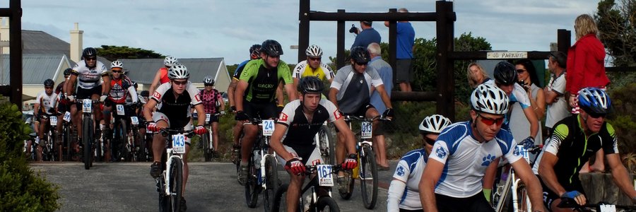Verlede jaar se opwindende wegspring vanaf Dangerpoint vir Gansbaai Lions se Lighuis tot Lighuis Bergfietswedren (Argieffoto: Gansbaai Courant)